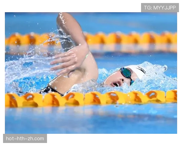 余依婷训练完直接打车去奢侈品店，泳裤还没干