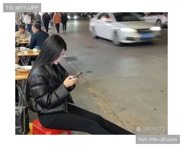 冯彦哲训练完直接瘫在场边啃蛋白棒，这自律程度真不是一般人能扛住的