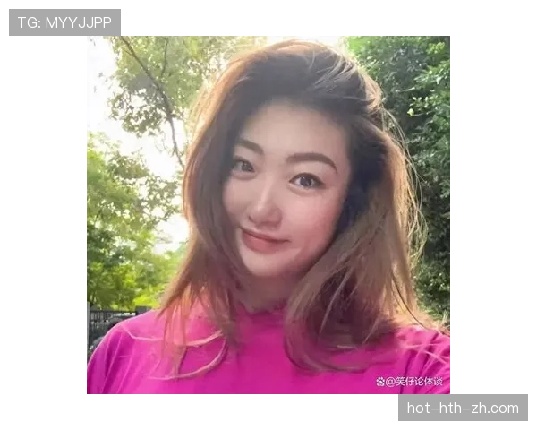 李梦训练完直接瘫在更衣室地上啃蛋白棒，这自律狠人连喘口气都带着肌肉记忆